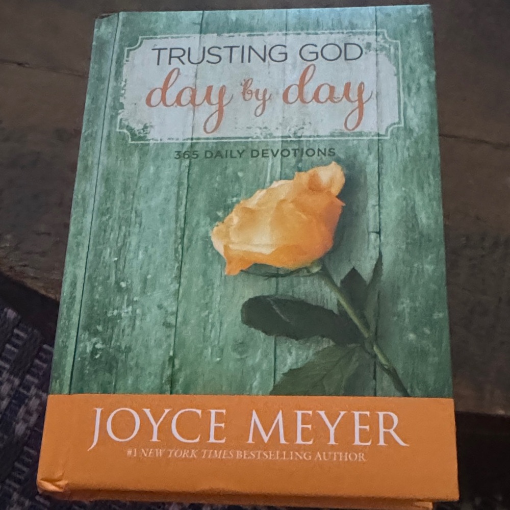 Joyce Meyer Trusting God Day by Day - Green Cover with Orange Rose